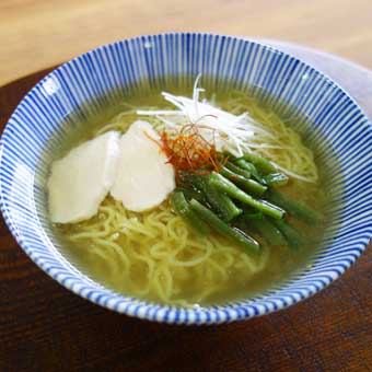 山くらげと蒸し鶏の塩ラーメン　2人前